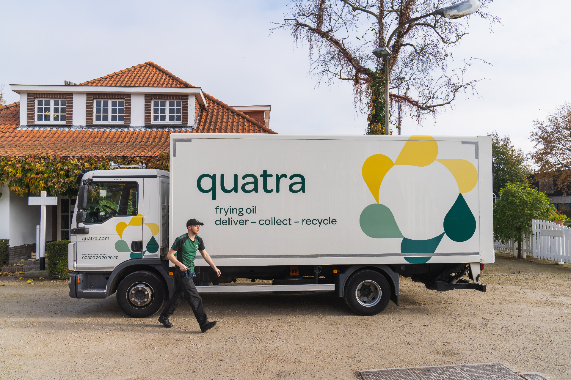 Conductor de Quatra caminando junto al camión de recogida
