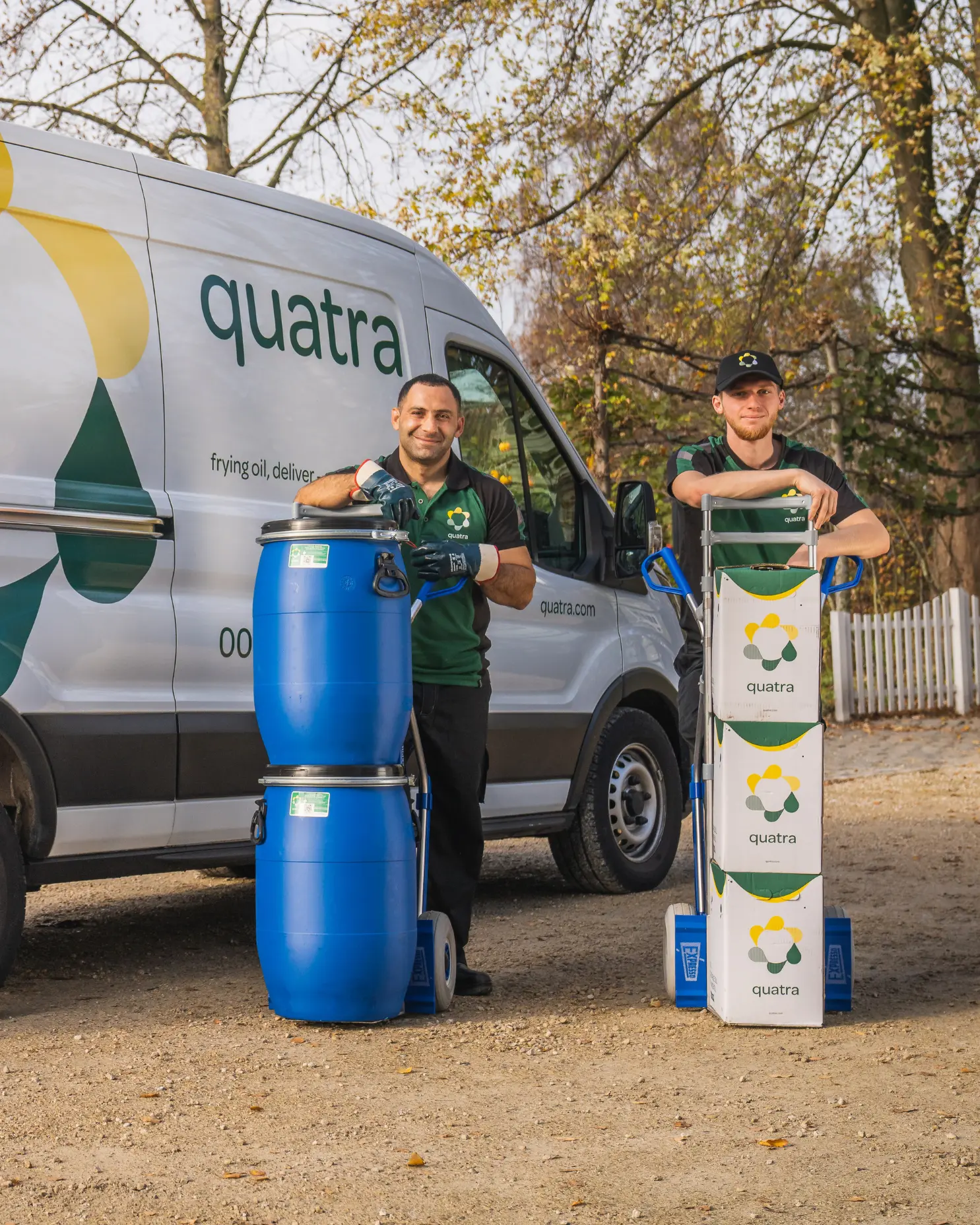 Dos conductores de Quatra con bidones azules